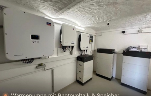 Technikraum mit Wärmepumpe, Photovoltaik-Wechselrichtern und Batteriespeicher